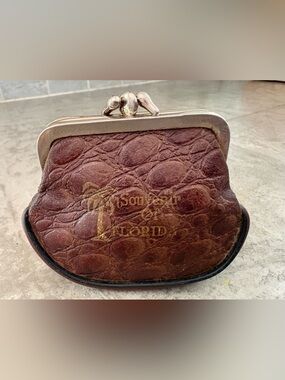 vintage 1940’sbrown alligator skin coin purse featuring a "Souvenir of Florida"